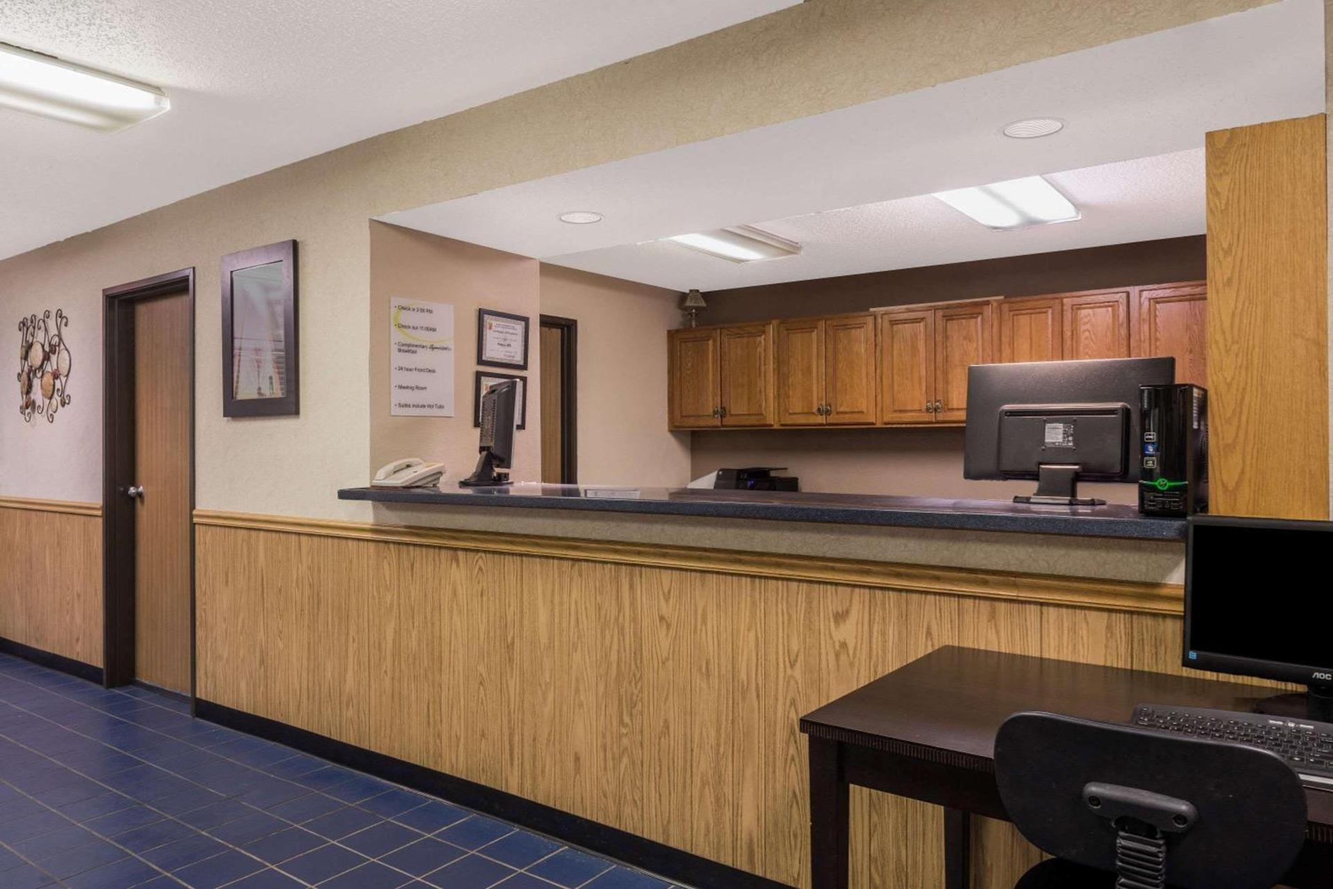 Super 8 by Wyndham Potosi photo 2