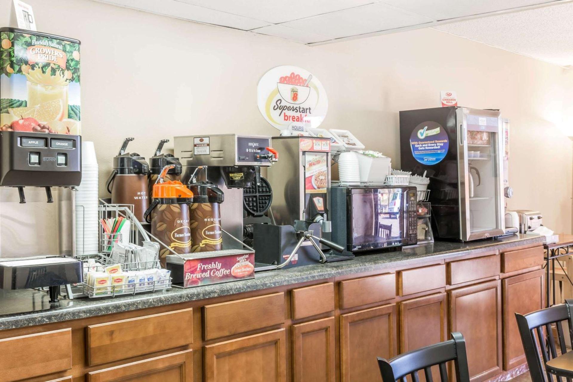 Super 8 by Wyndham Luverne photo 14