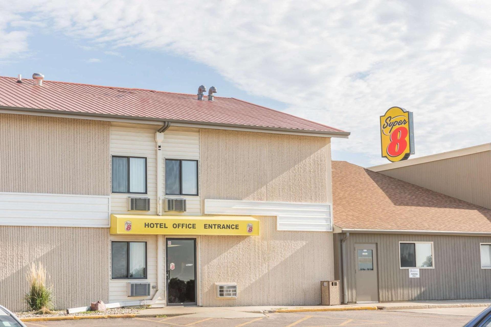 Super 8 by Wyndham Luverne photo 1
