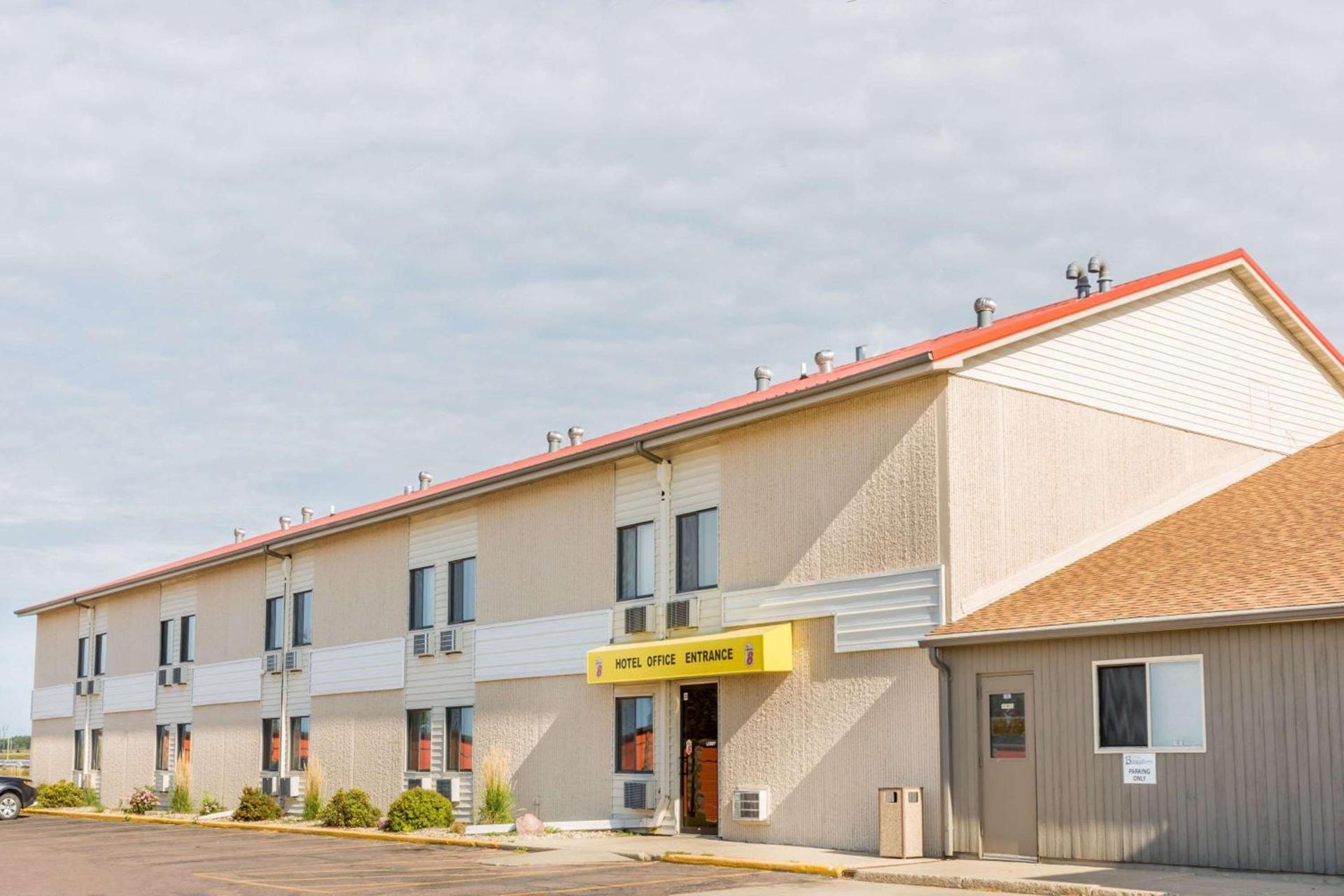 Super 8 by Wyndham Luverne photo 2