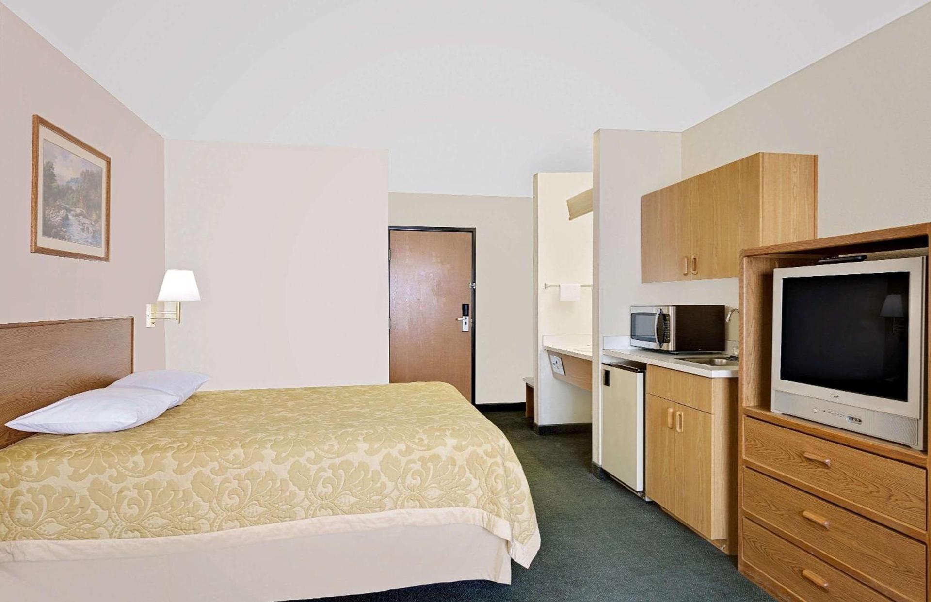 Super 8 by Wyndham Battle Mountain photo 12
