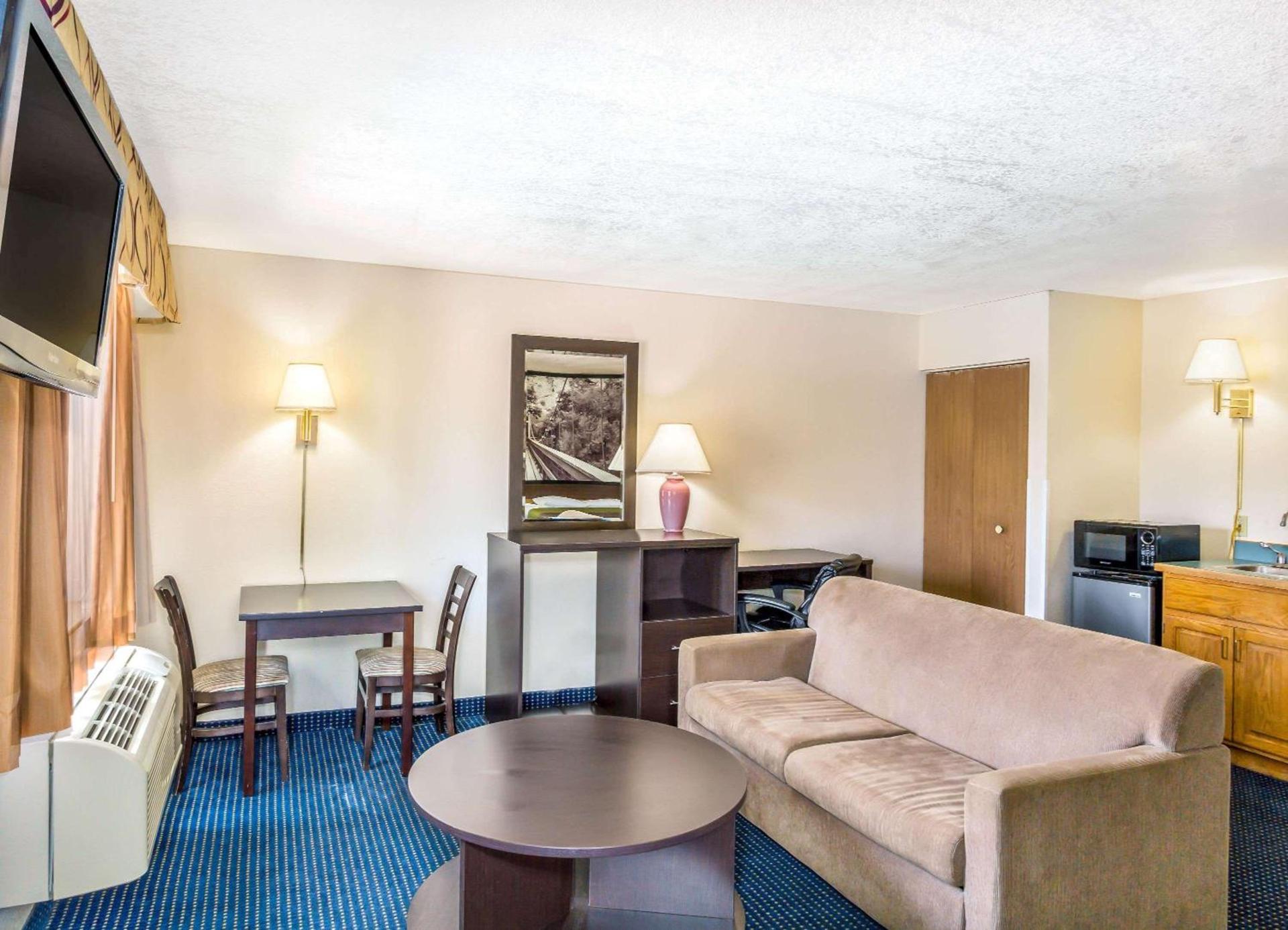 Super 8 by Wyndham Mesa Gilbert photo 12