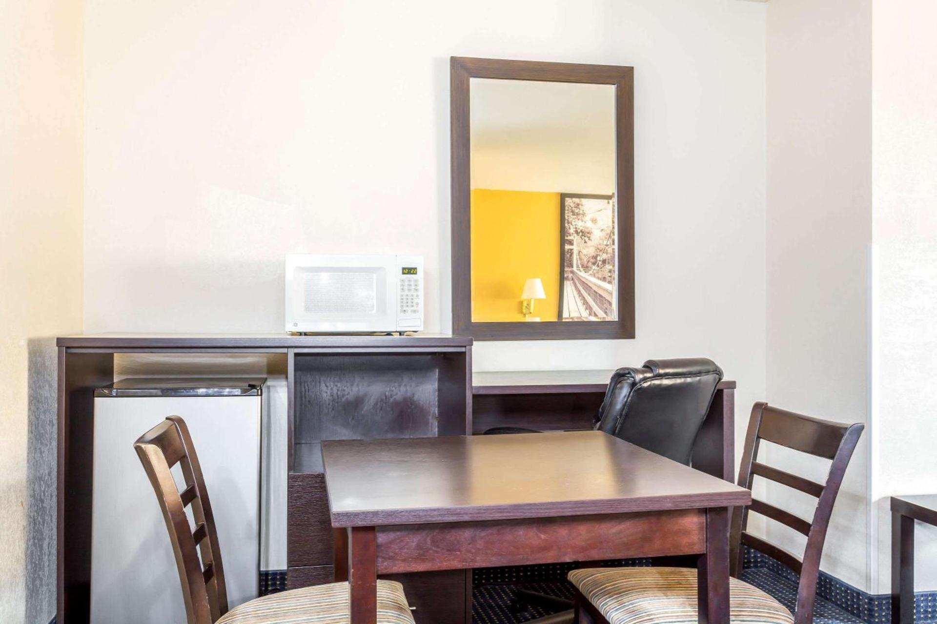 Super 8 by Wyndham Mesa Gilbert photo 8