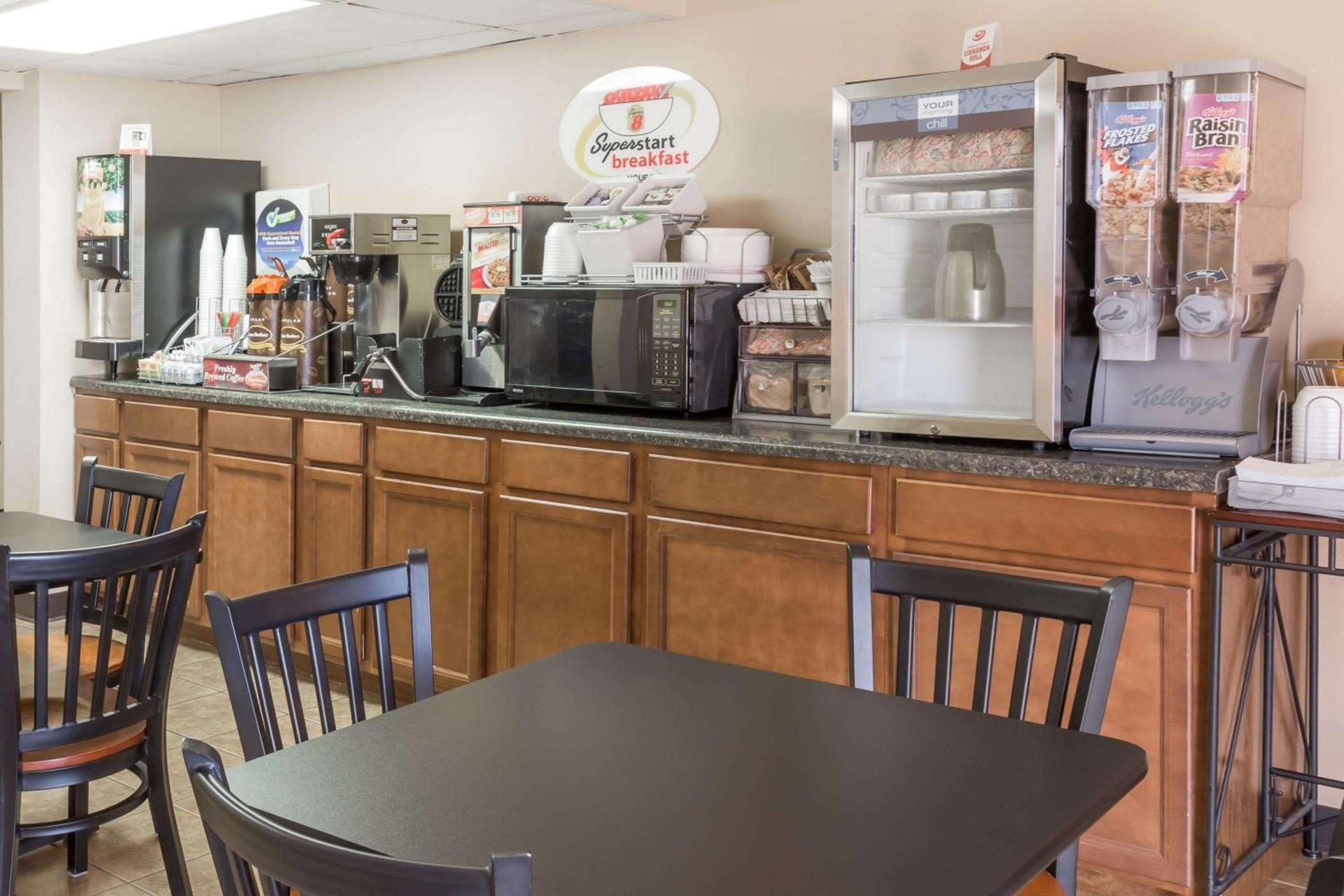 Super 8 by Wyndham Luverne photo 16