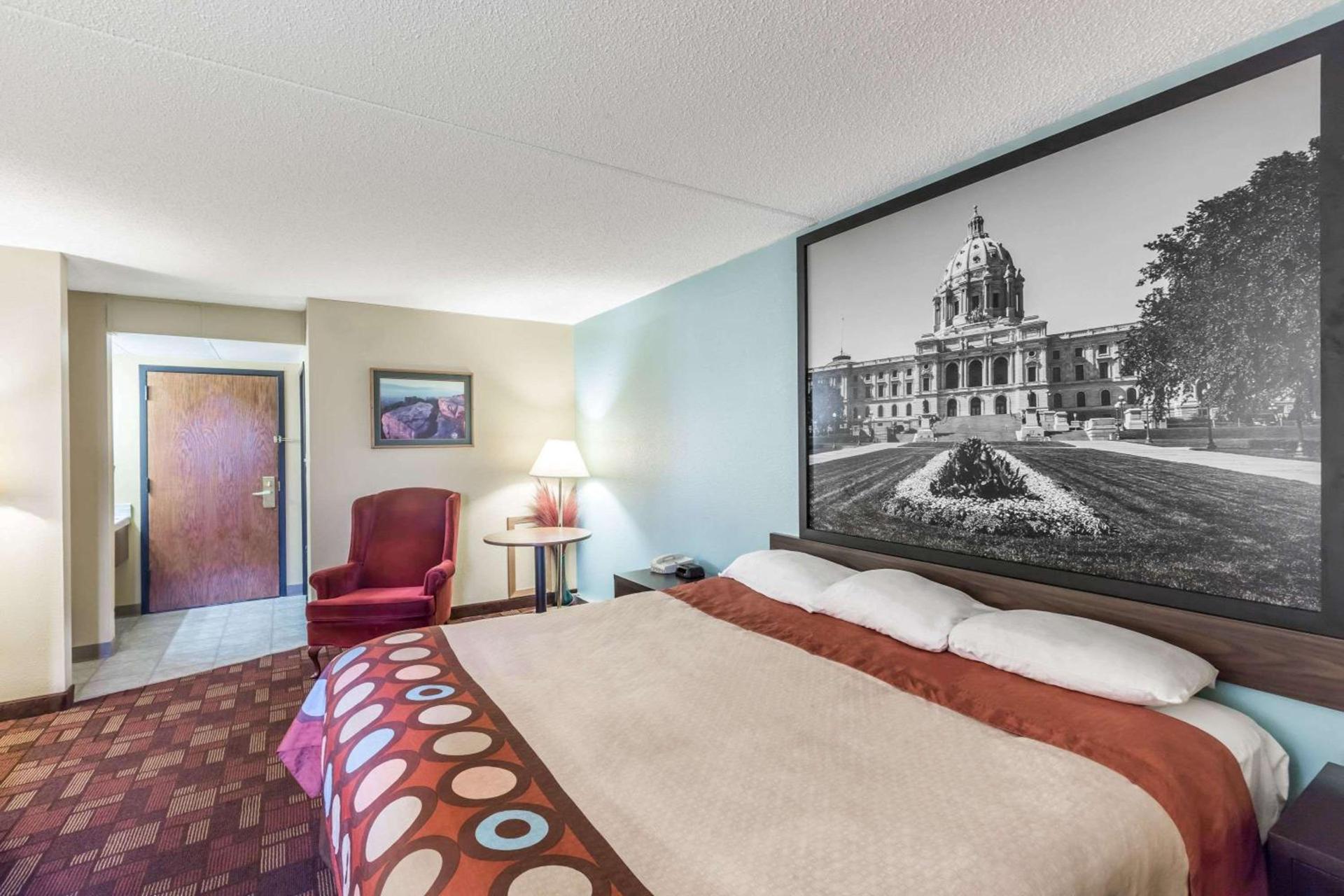 Super 8 by Wyndham Luverne photo 12