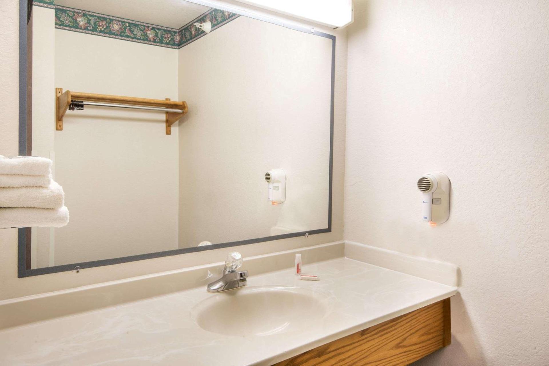 Super 8 by Wyndham Richfield Cleveland photo 2