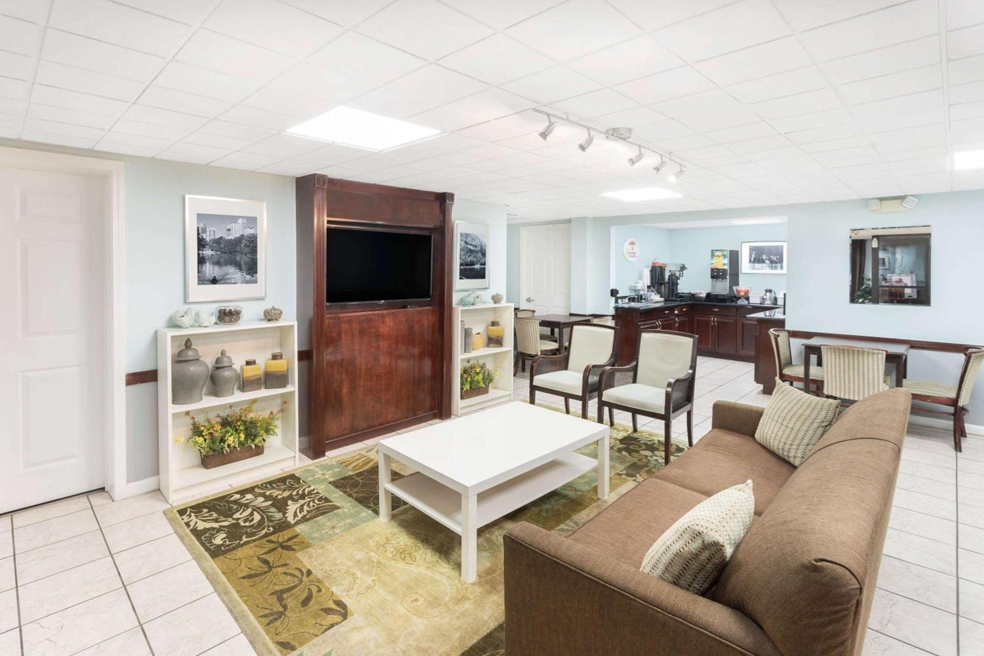 Super 8 by Wyndham Lithonia photo 4