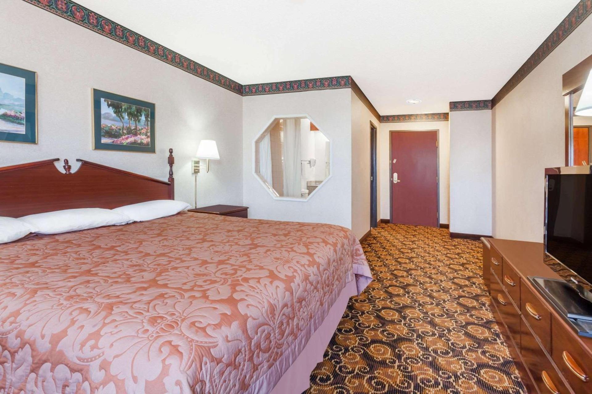 Super 8 by Wyndham Evansville North photo 4