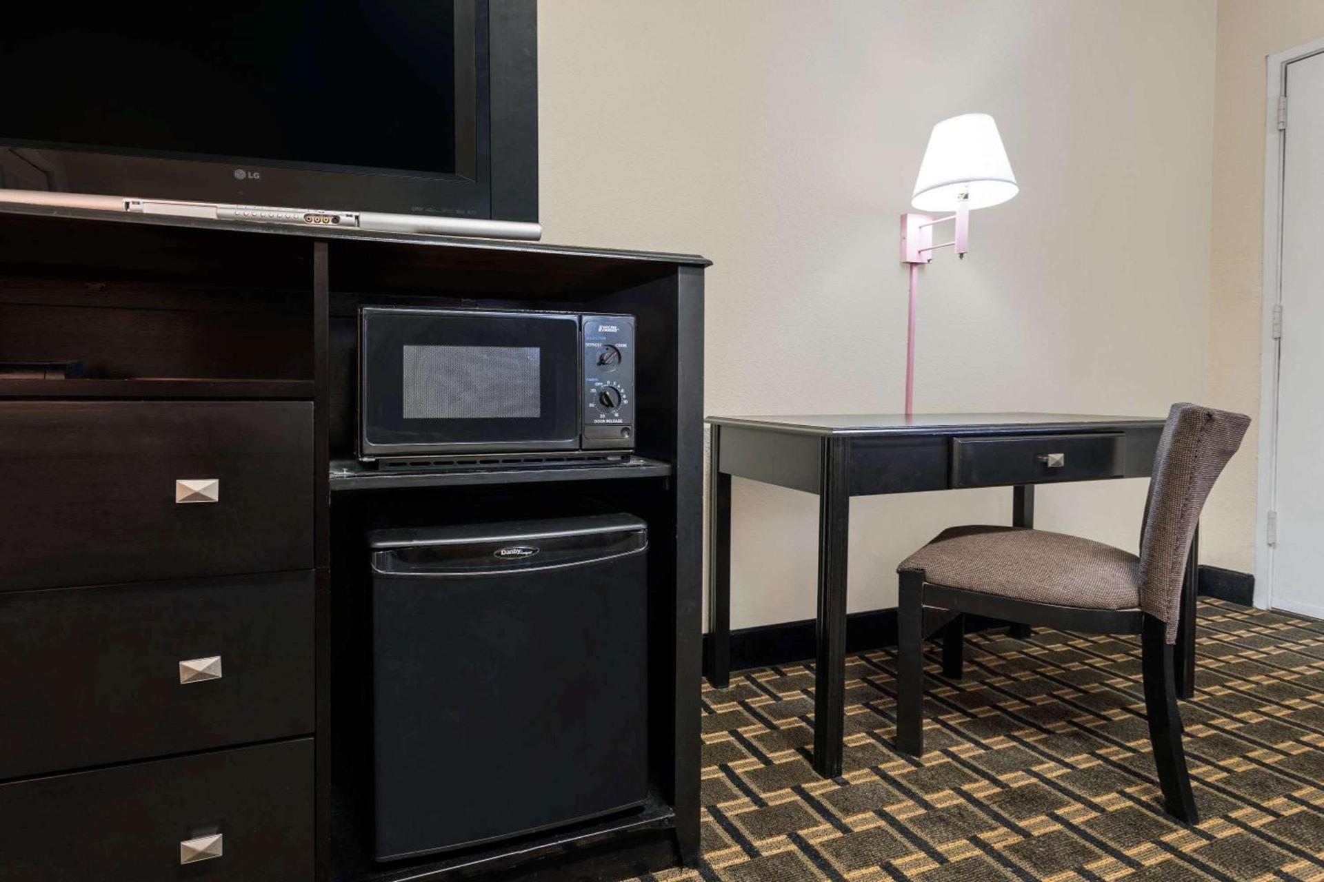 Super 8 by Wyndham Lithonia photo 14