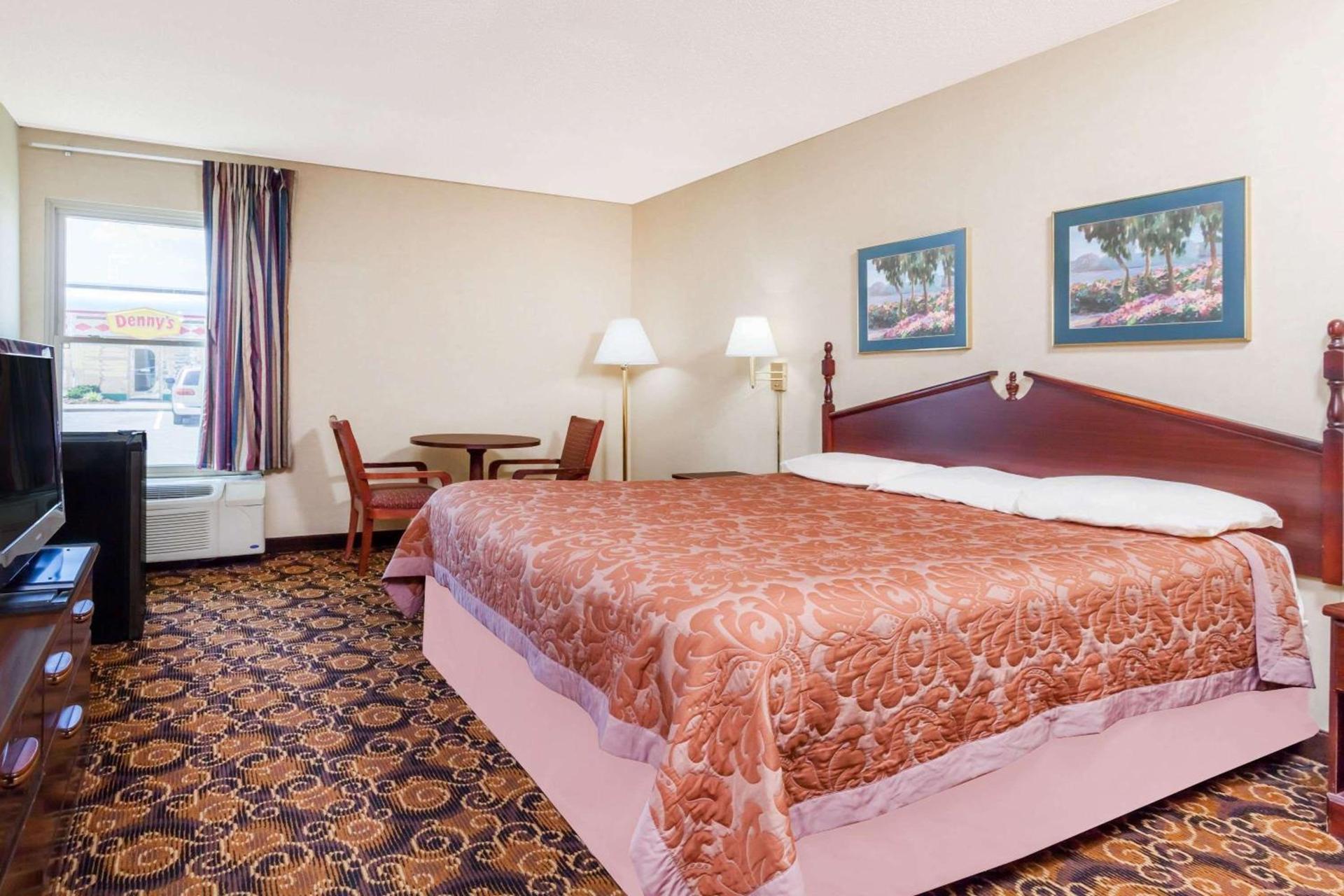 Super 8 by Wyndham Evansville North photo 12