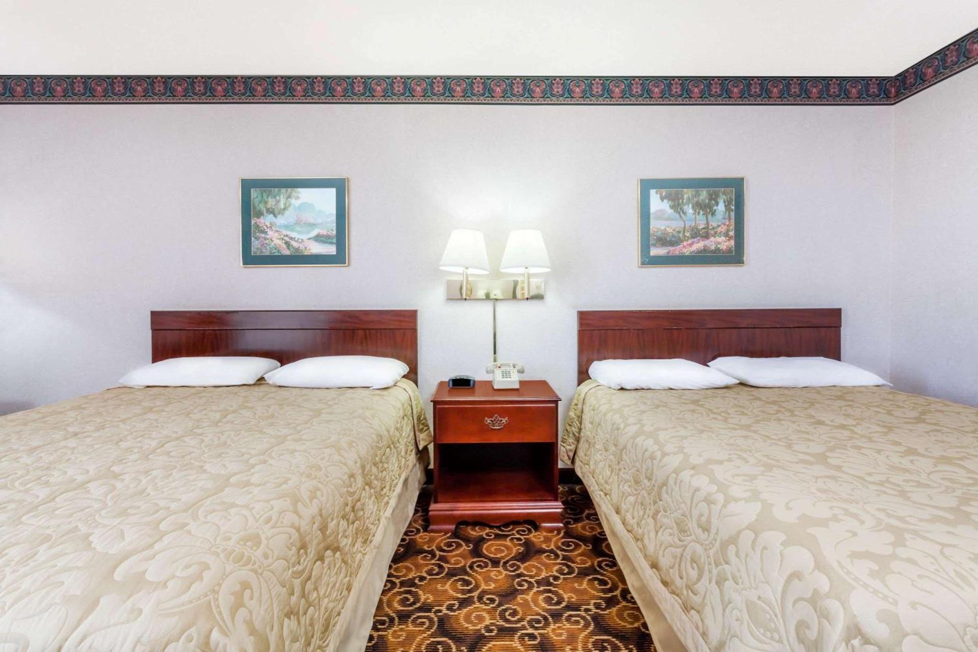 Super 8 by Wyndham Evansville North photo 8