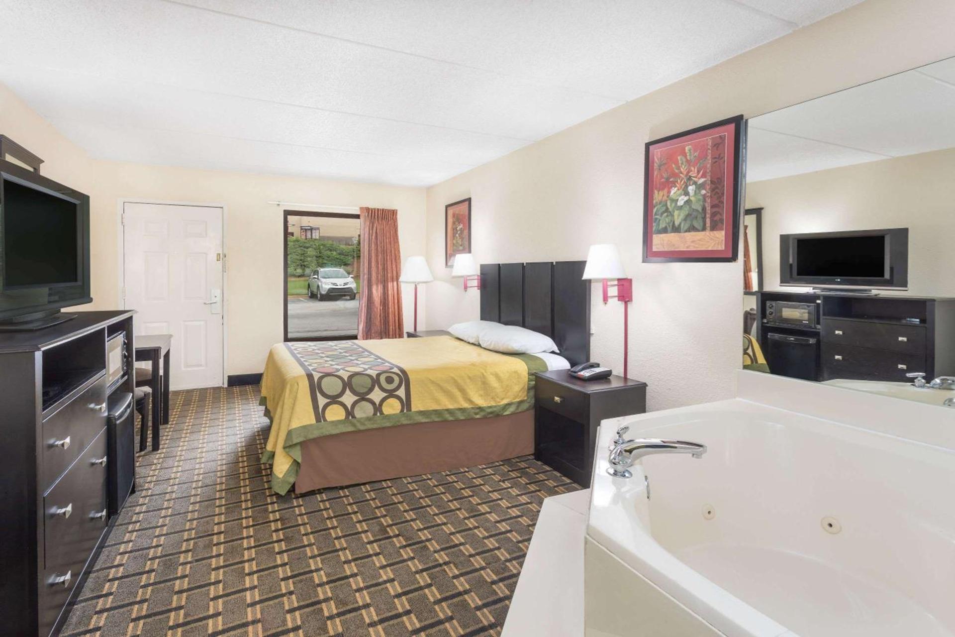 Super 8 by Wyndham Lithonia photo 11