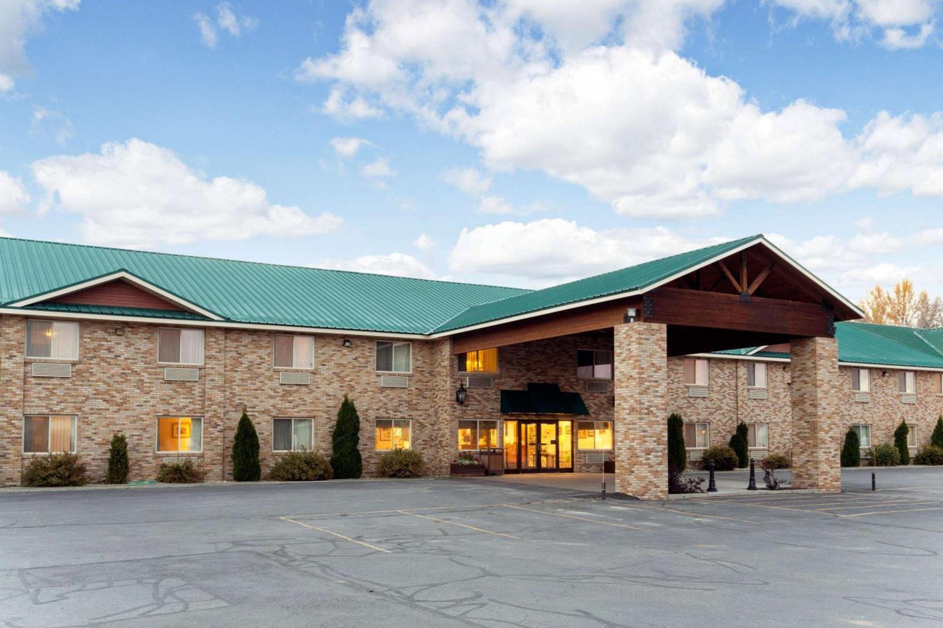 Super 8 by Wyndham Montpelier - Bear Lake photo 1