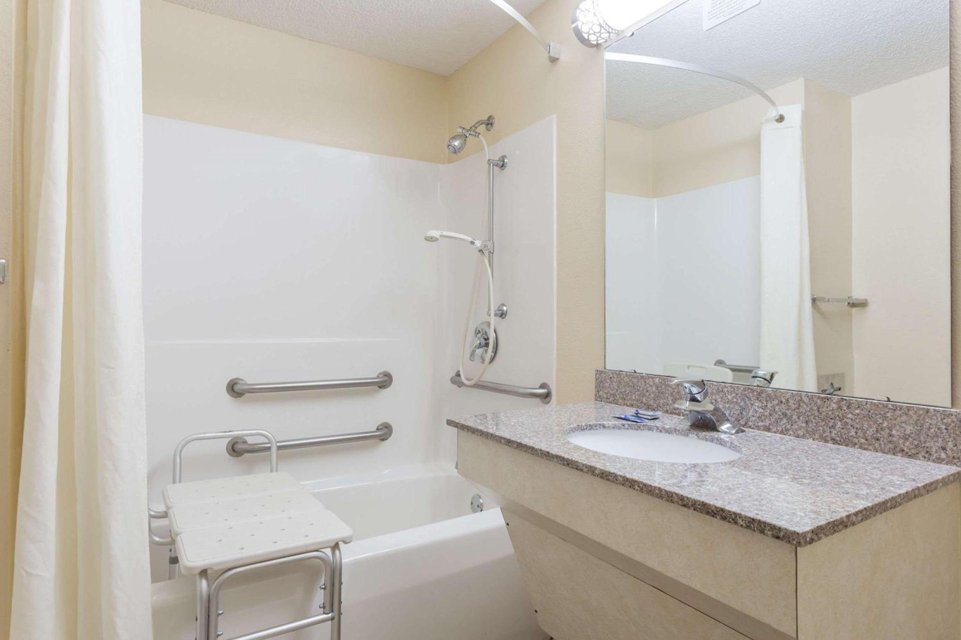 Super 8 by Wyndham Piedmont Greenville Area photo 10