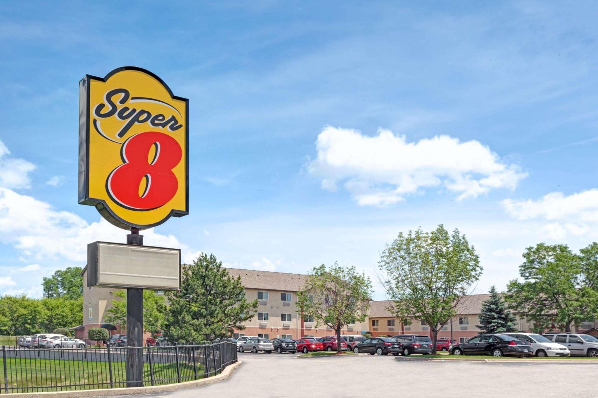 Super 8 by Wyndham Chicago O'Hare Airport — hotel in Elk Grove Village