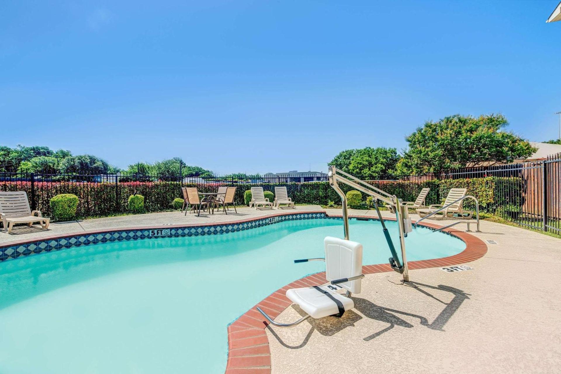 Super 8 by Wyndham McKinney/Plano Area photo 11