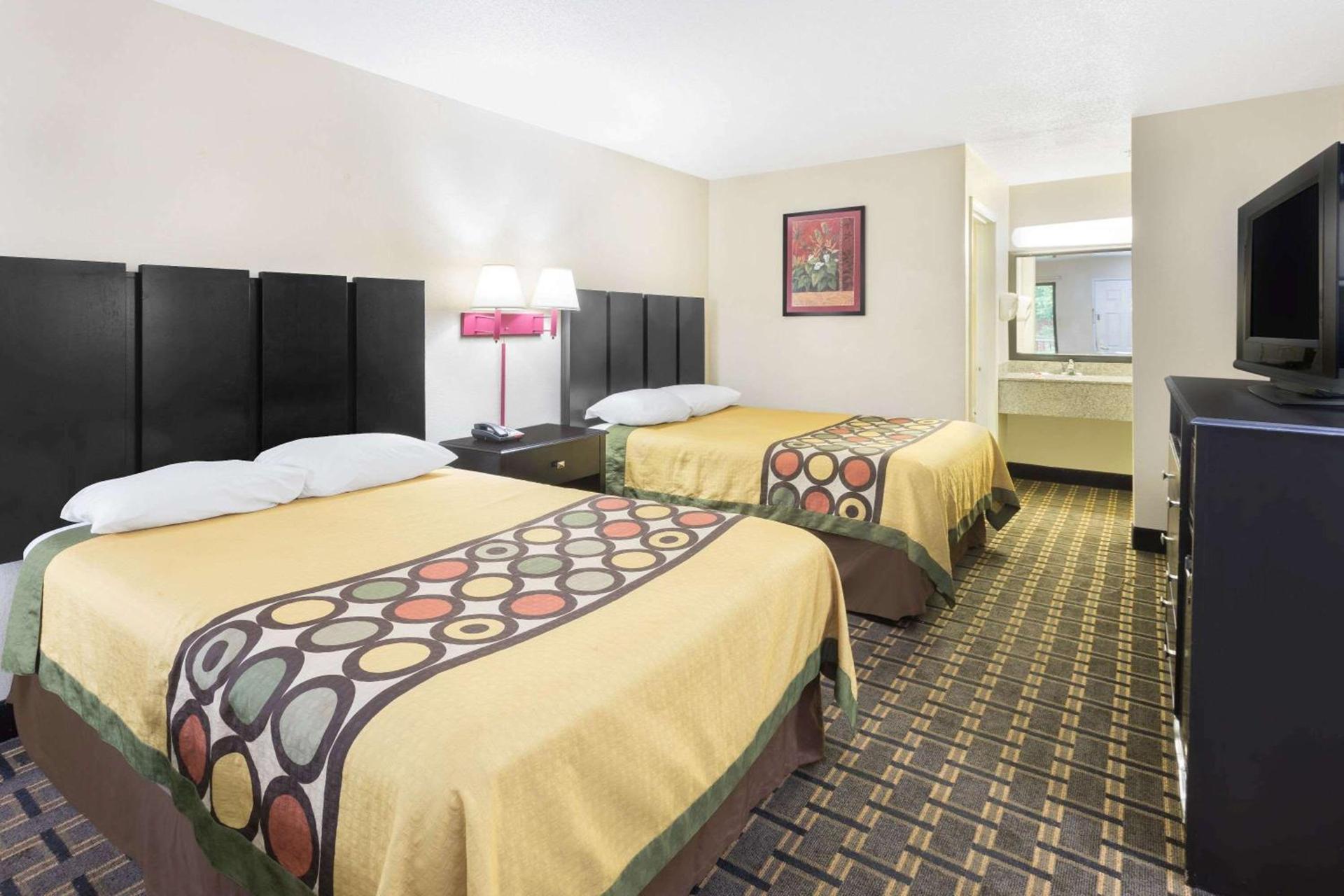 Super 8 by Wyndham Lithonia photo 13