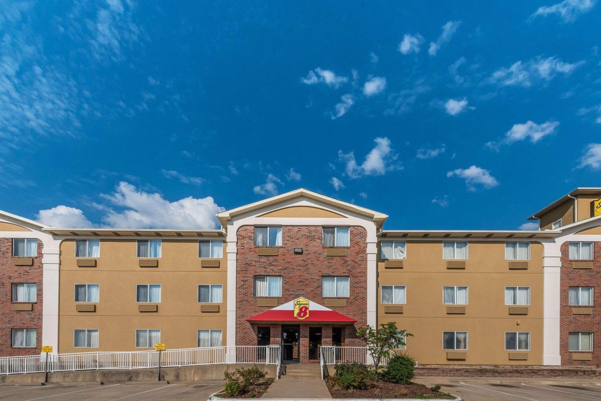 Super 8 by Wyndham Denton photo 1