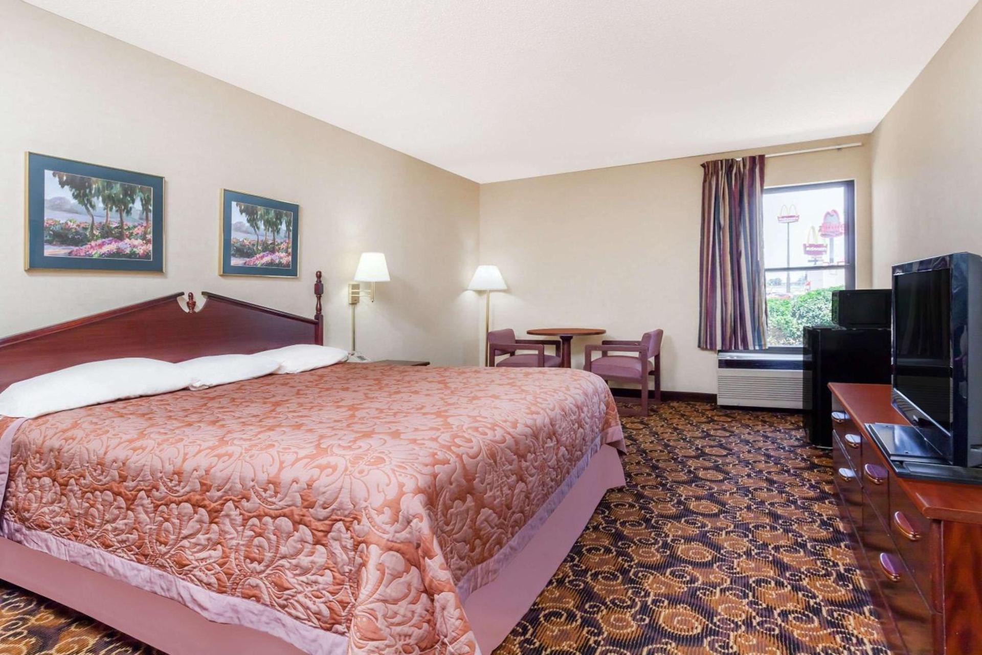 Super 8 by Wyndham Evansville North photo 11