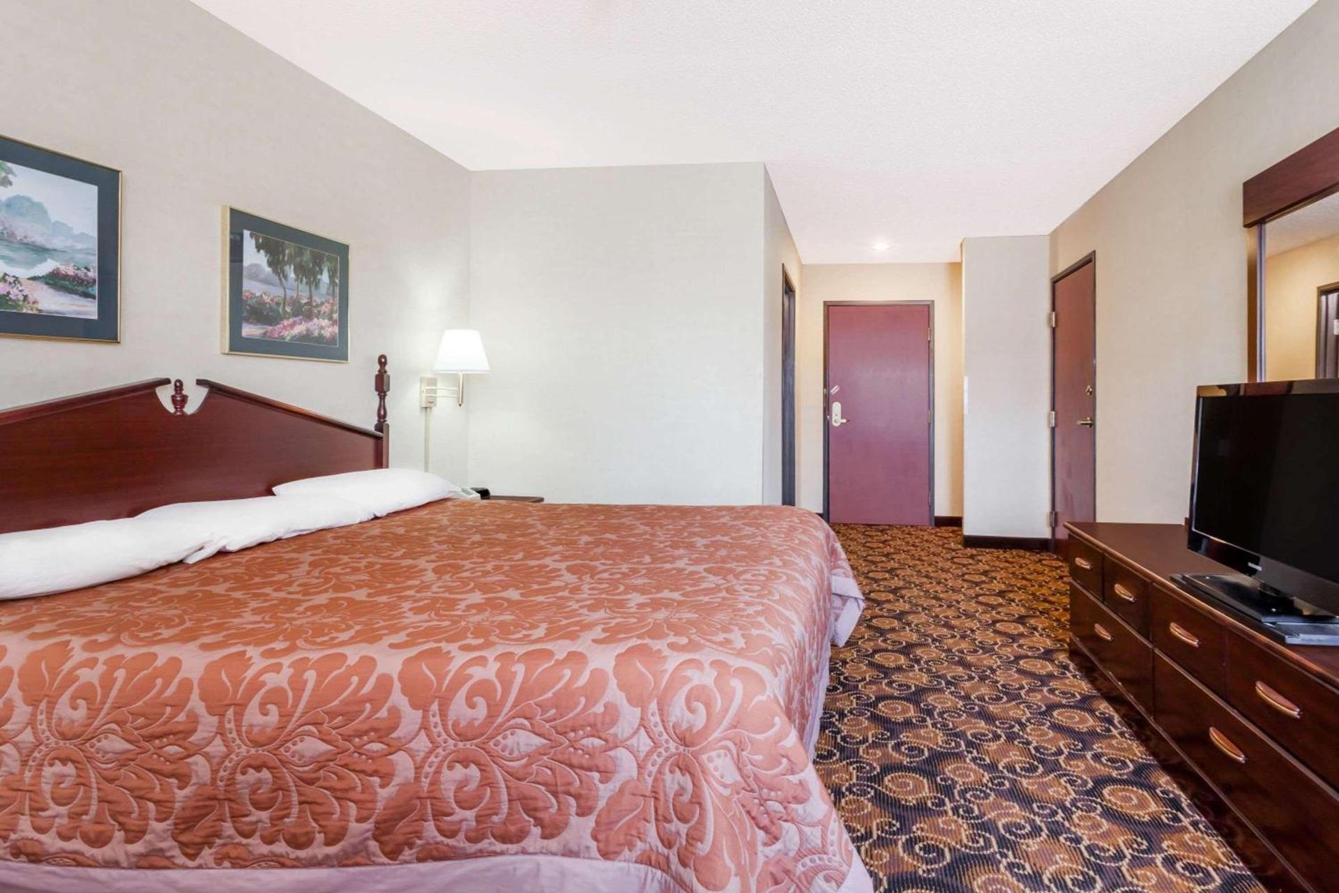 Super 8 by Wyndham Evansville North photo 13