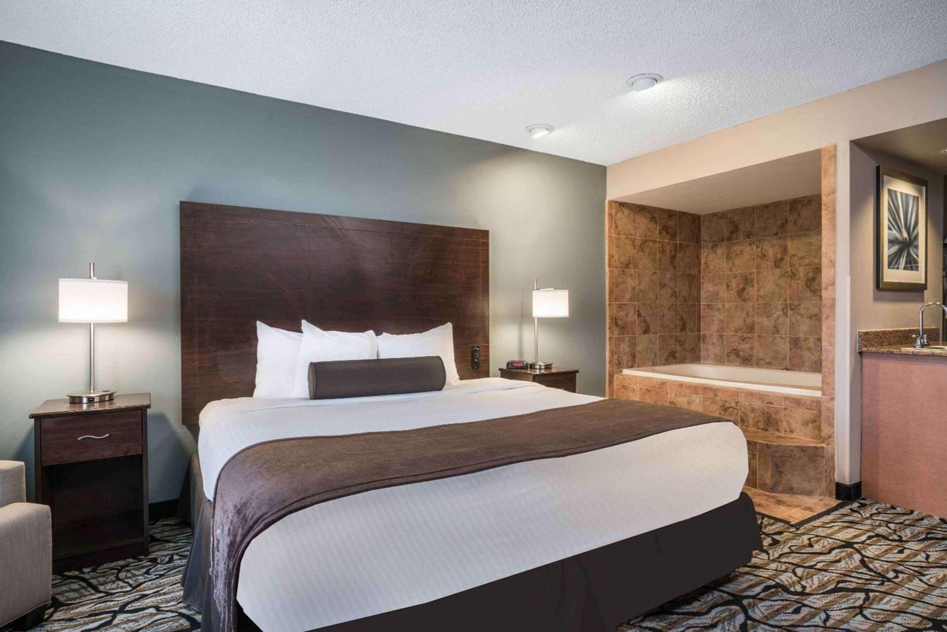 Days Inn & Suites by Wyndham Wausau photo 18