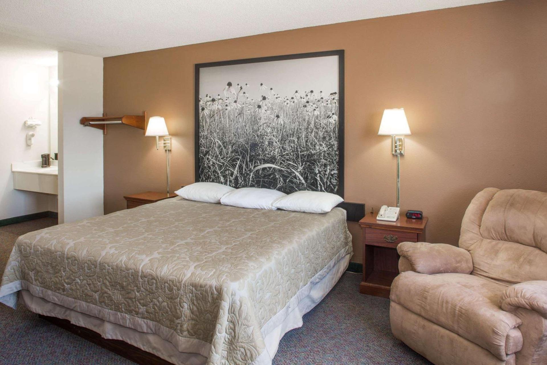 Super 8 by Wyndham Richmond photo 17