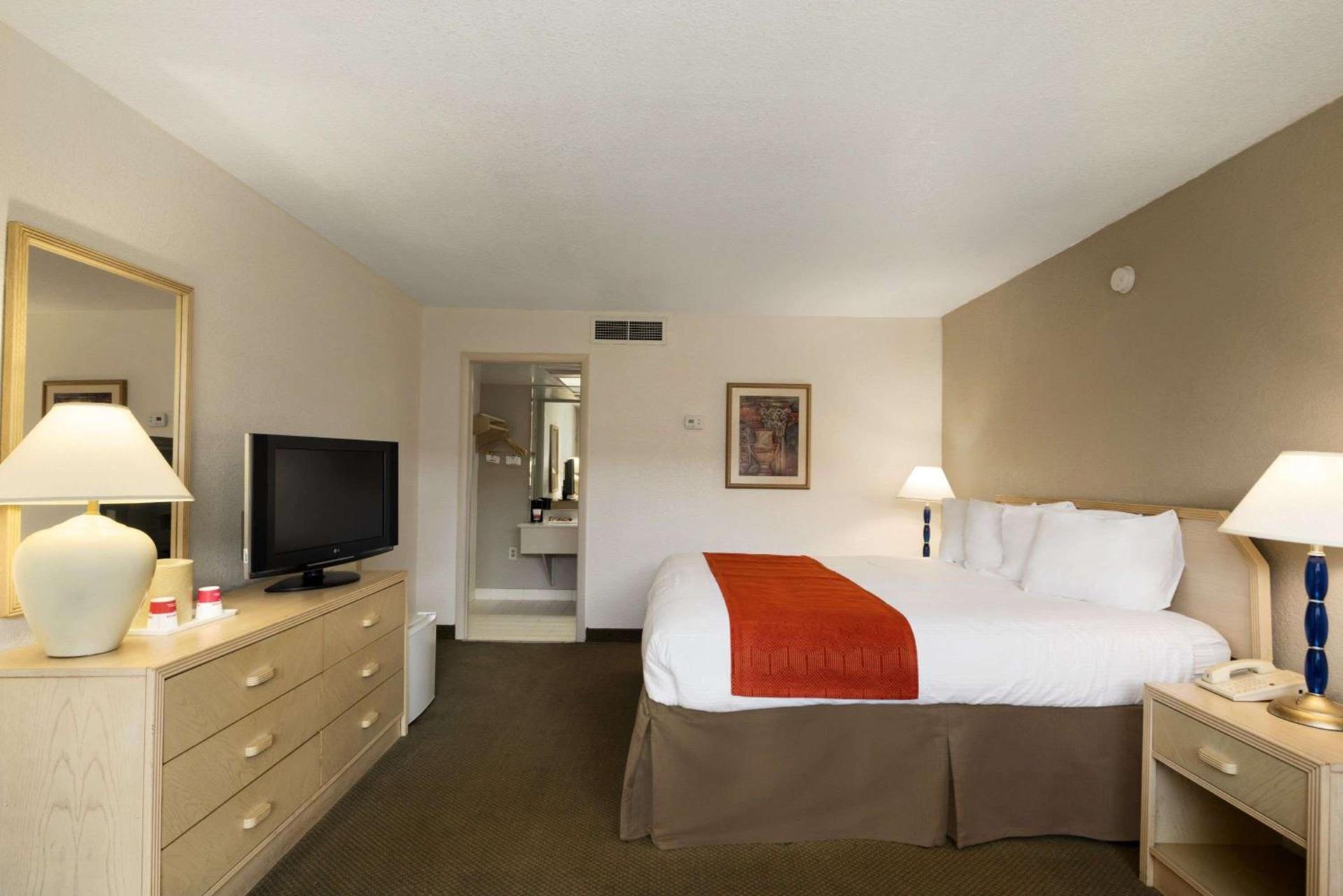 Ramada by Wyndham Kissimmee Gateway - Free Theme Park Shuttle photo 39