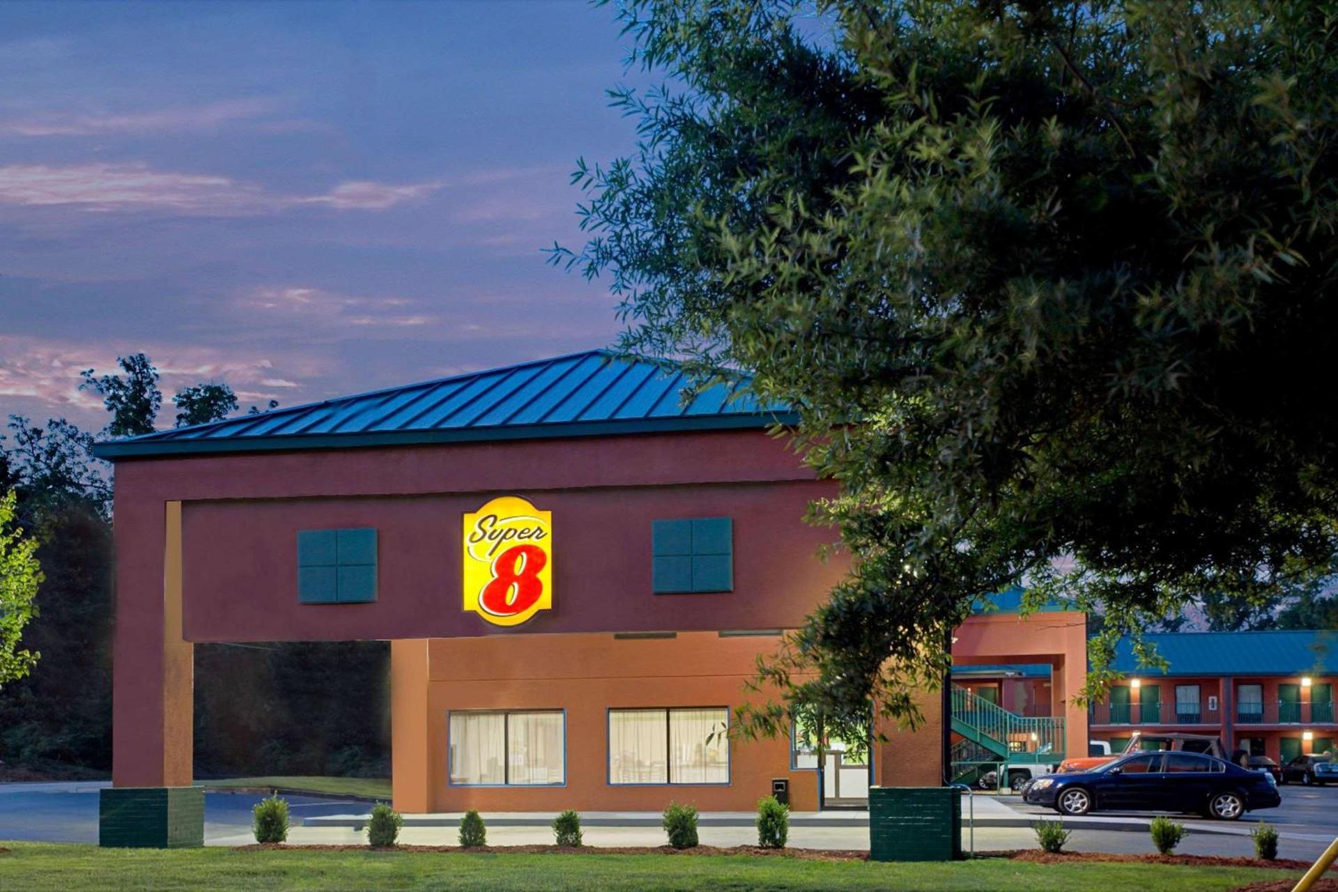 Super 8 by Wyndham Gainesville photo 2