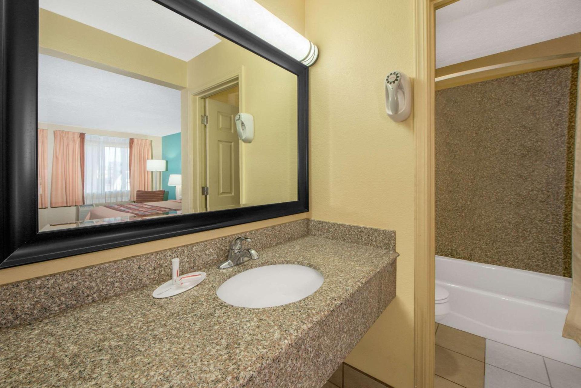 Super 8 by Wyndham Tulsa - Route 66 photo 25