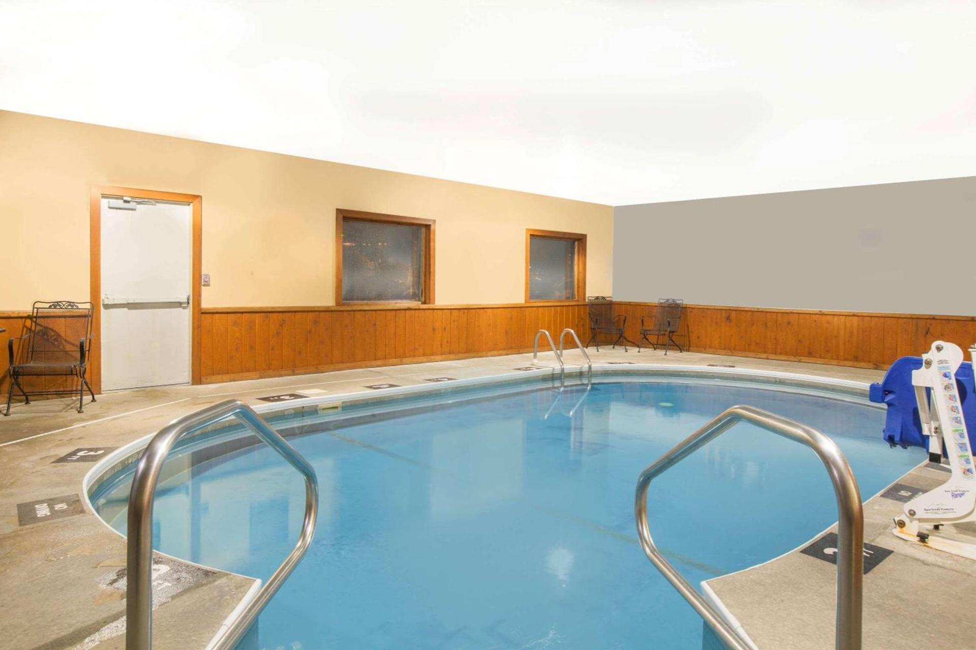 Super 8 by Wyndham Mason City photo 13