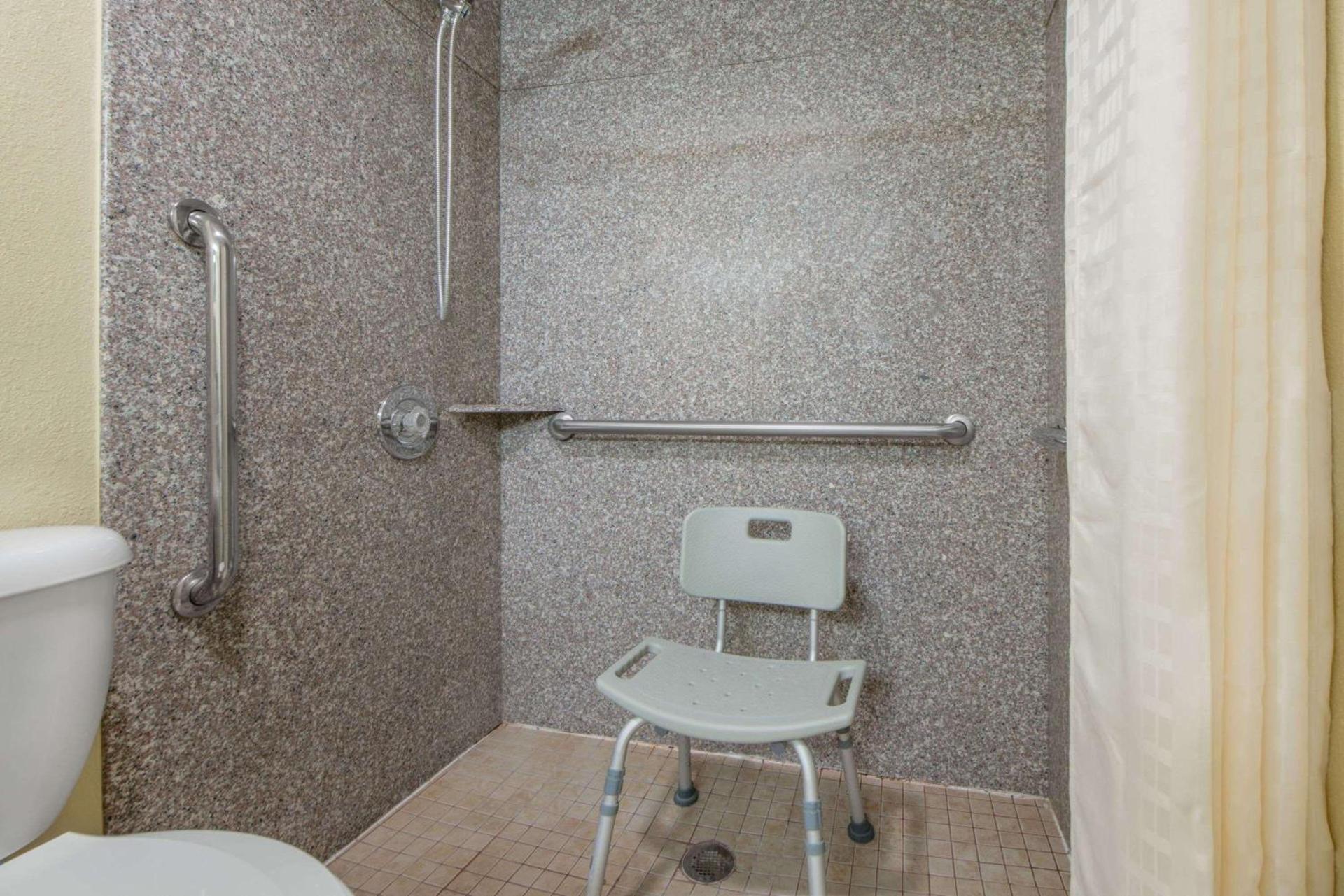 Super 8 by Wyndham Tulsa - Route 66 photo 22
