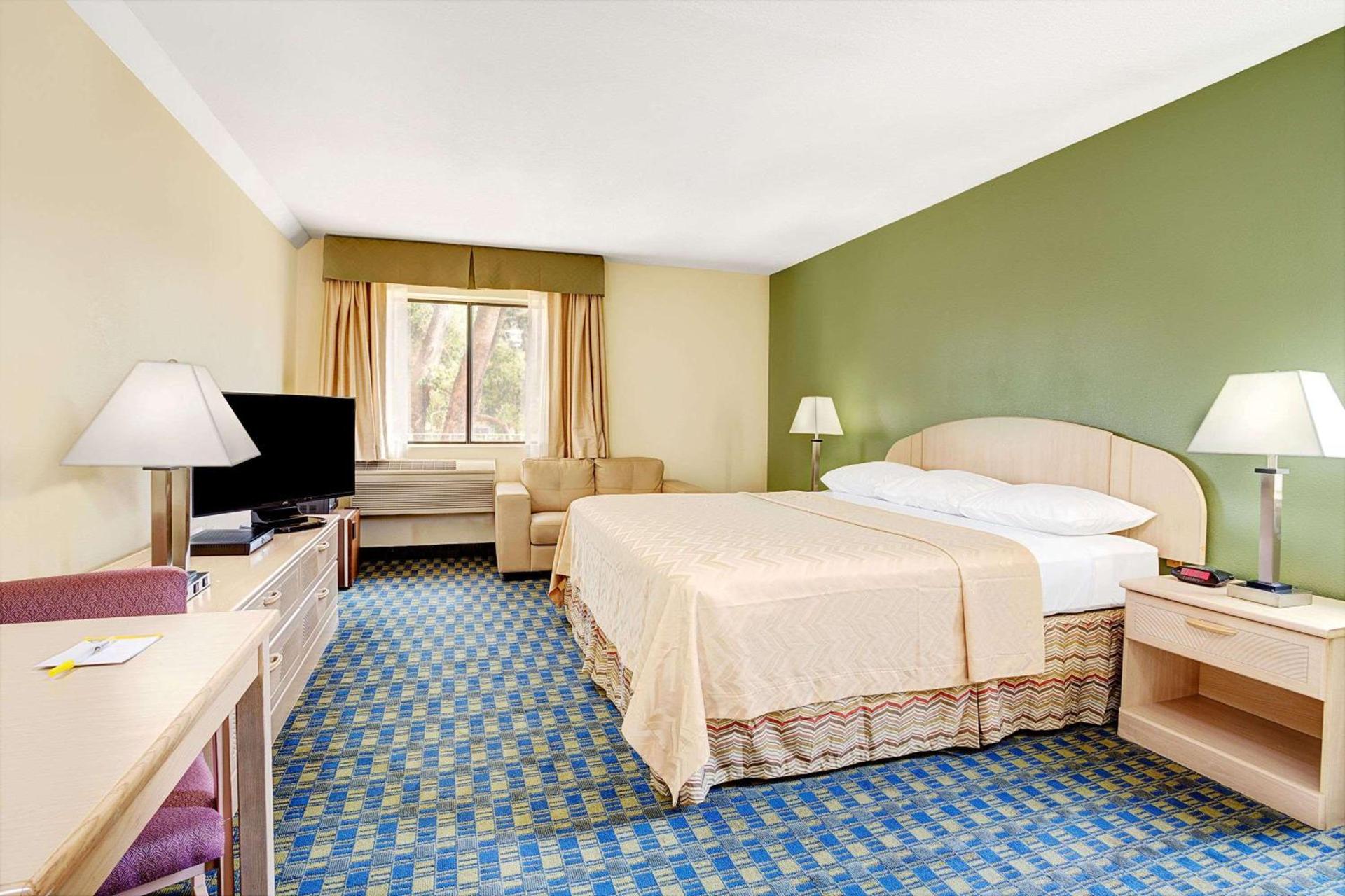 Days Inn by Wyndham Woodland photo 48