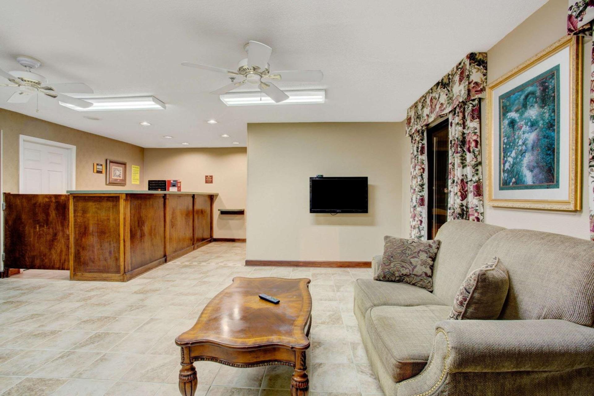 Super 8 by Wyndham Booneville photo 2
