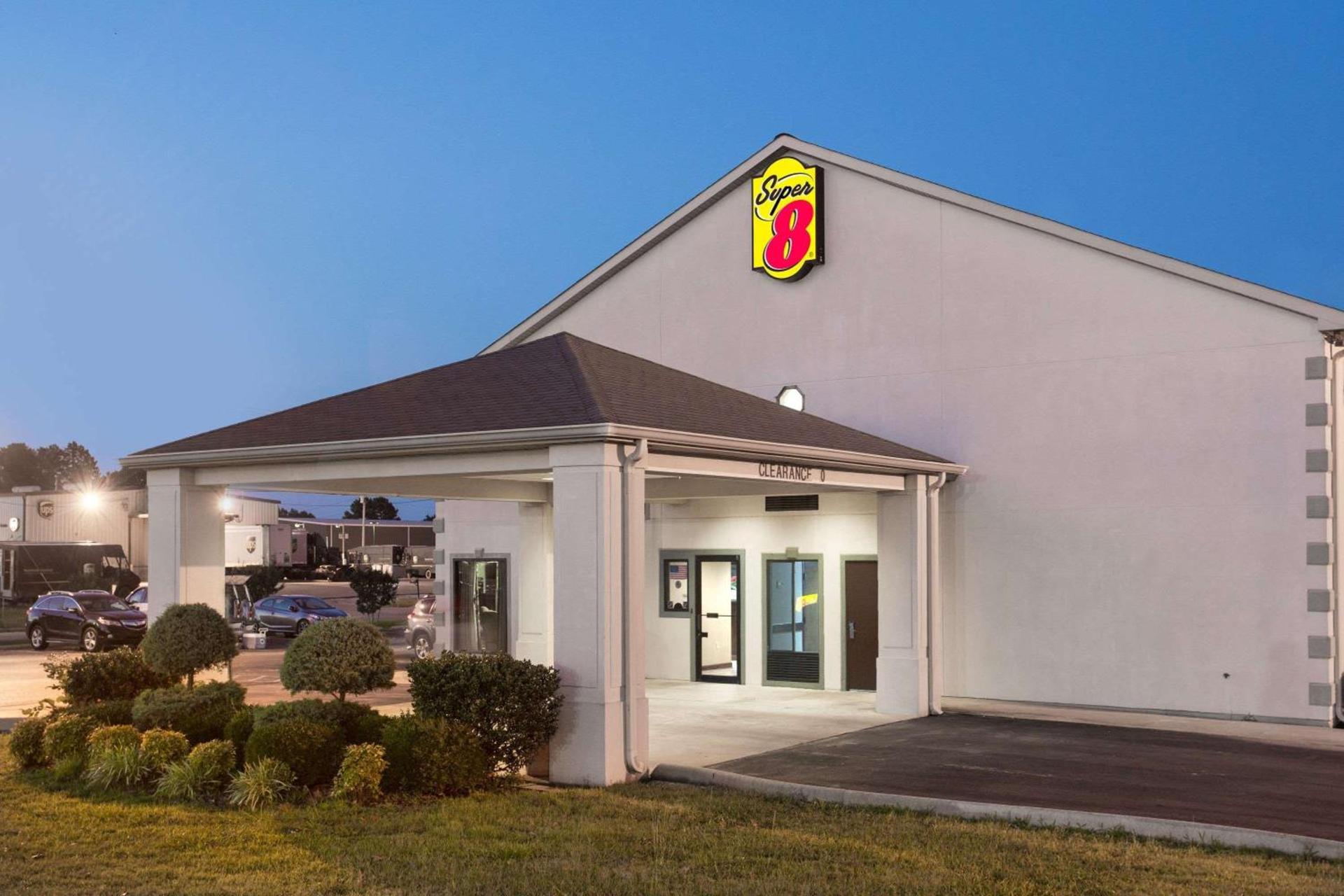 Super 8 by Wyndham Booneville photo 1