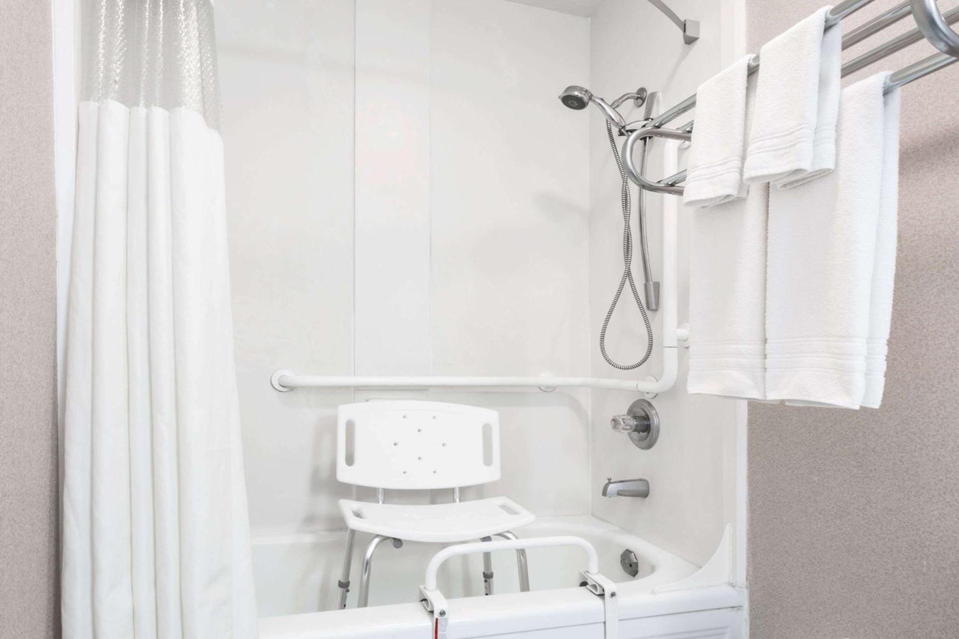 Travelodge by Wyndham La Grande photo 12