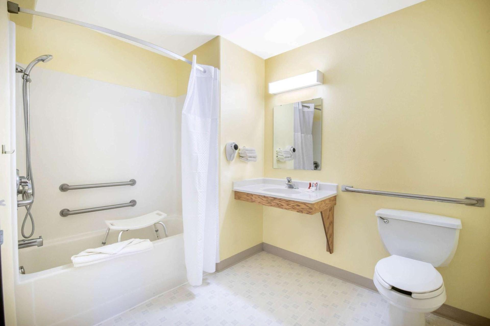 Four Seasons Inn photo 14