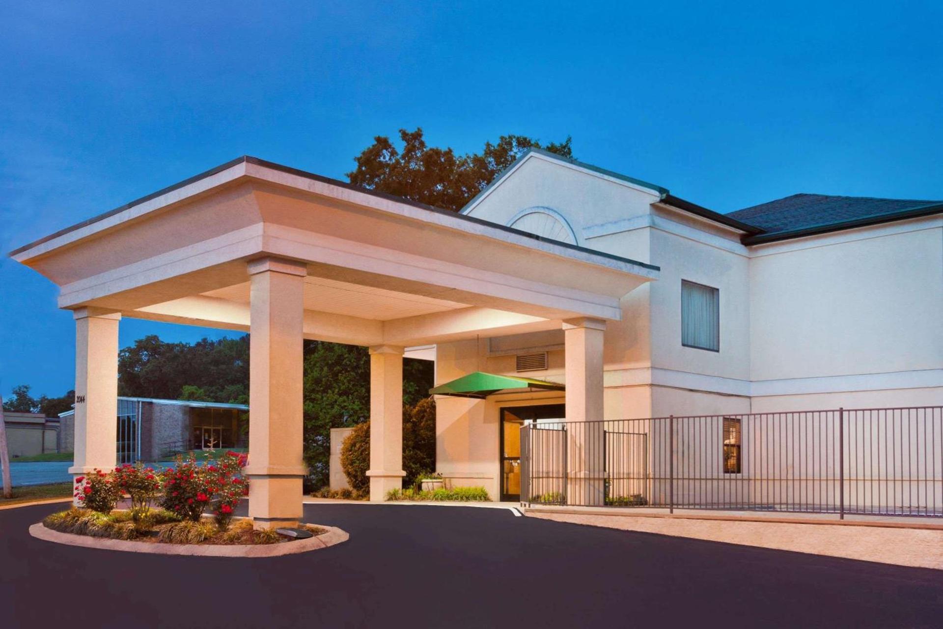 Super 8 by Wyndham Ft. Oglethorpe GA/Chatt TN Area photo 1