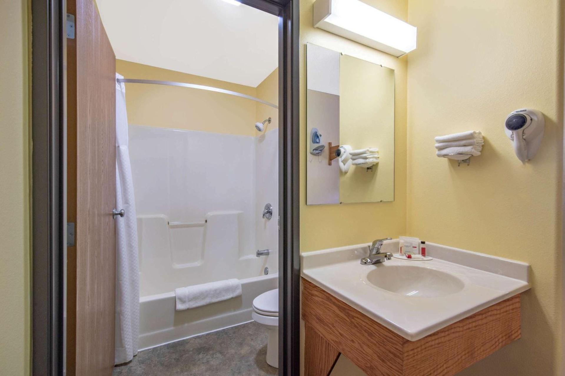 Four Seasons Inn photo 7