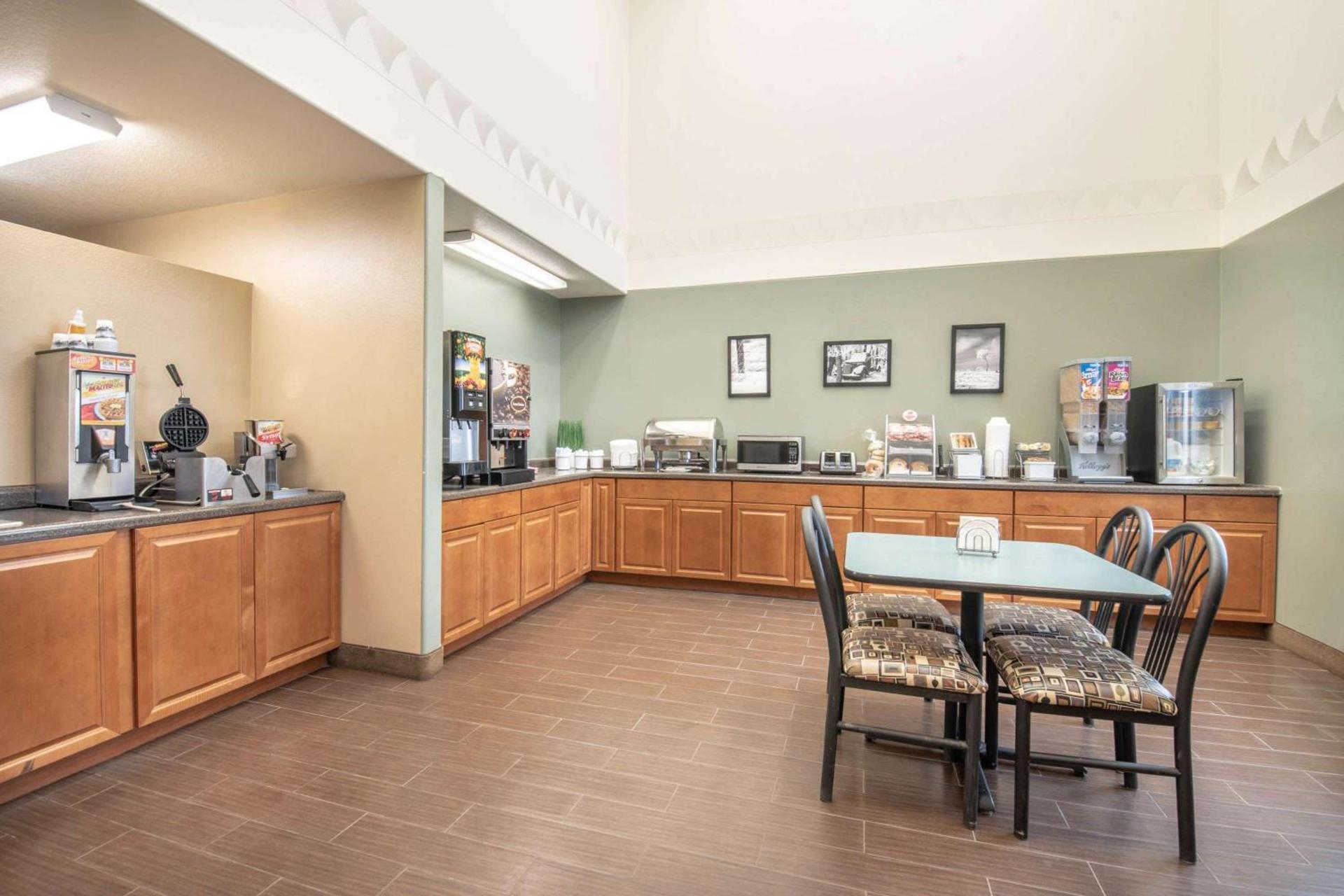 Four Seasons Inn photo 5
