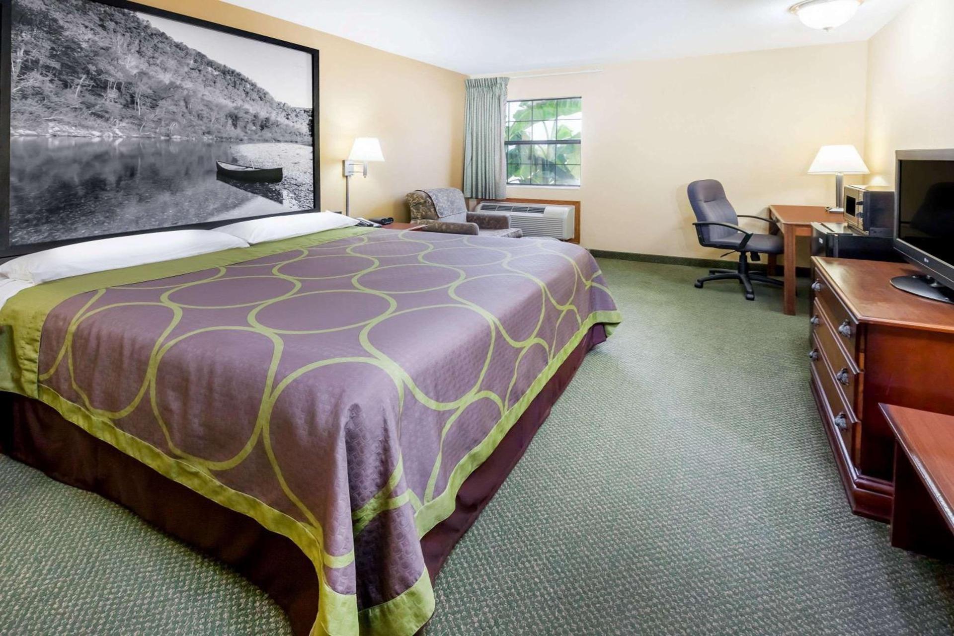 Super 8 by Wyndham Pine Bluff photo 6