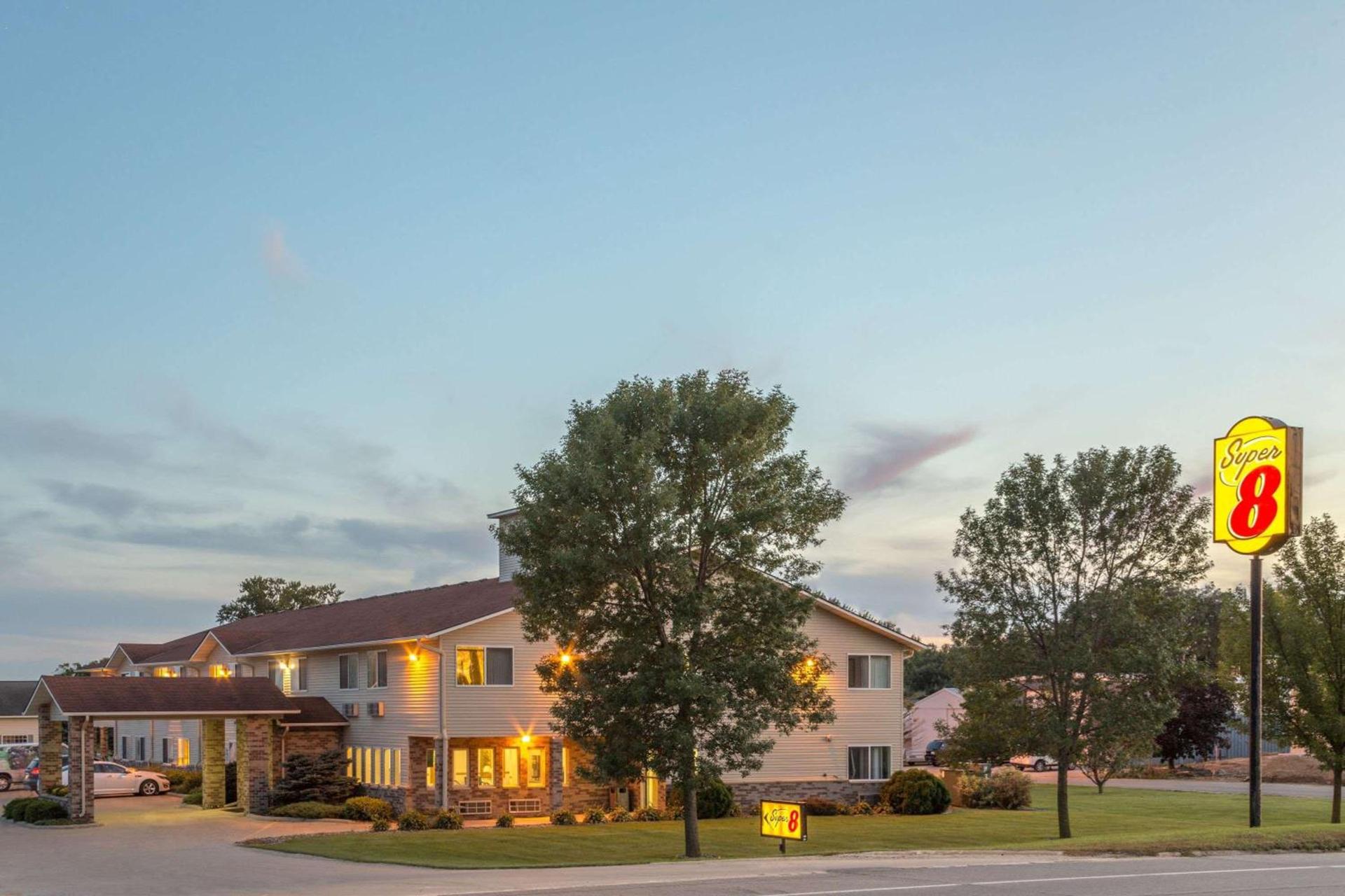Super 8 by Wyndham Cresco IA photo 2