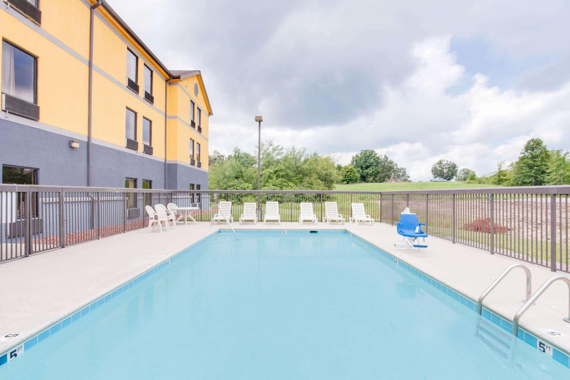 Super 8 by Wyndham Crossville TN photo 8