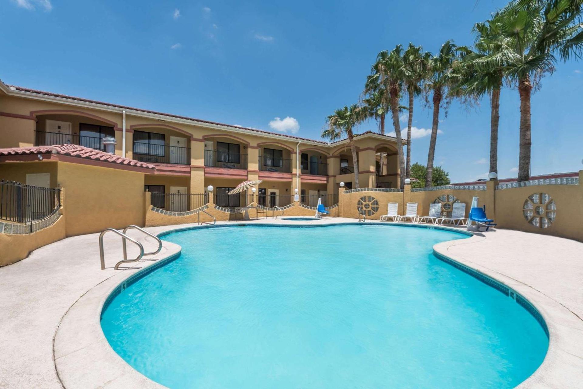 Super 8 by Wyndham Weslaco photo 9