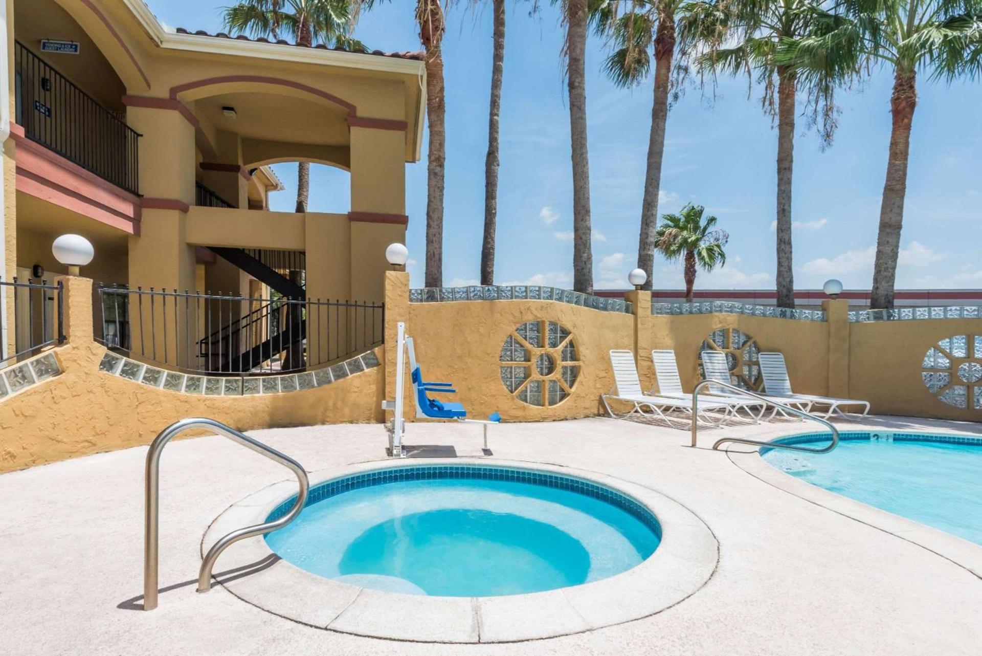 Super 8 by Wyndham Weslaco photo 7