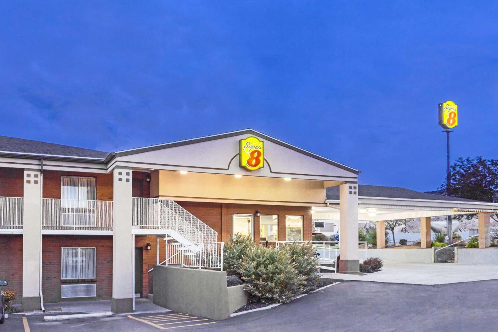Super 8 by Wyndham Salina/Scenic Hills Area photo 2