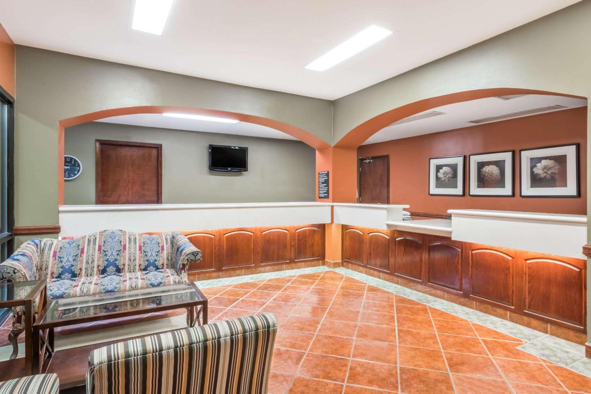 Super 8 by Wyndham Weslaco photo 8