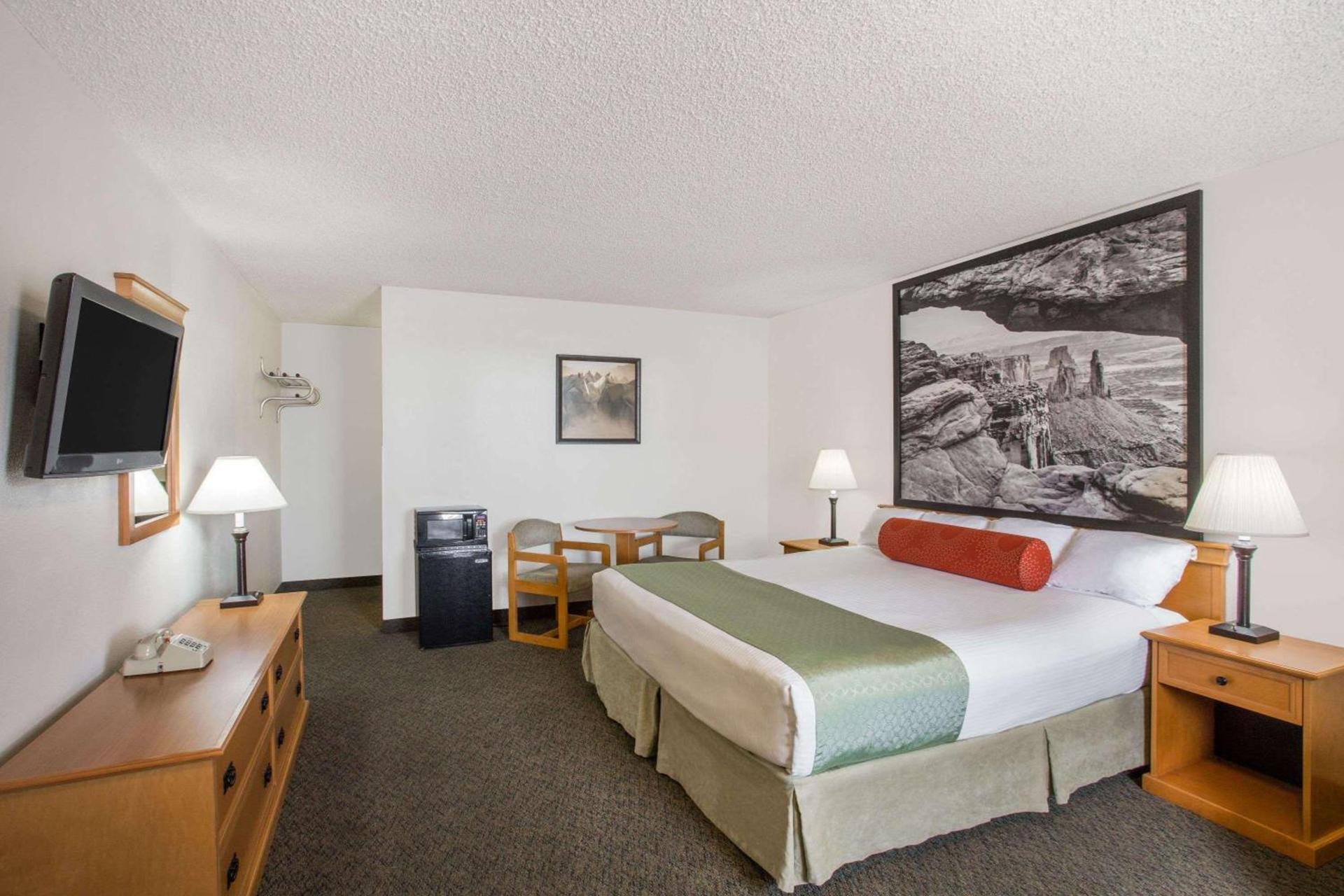 Super 8 by Wyndham Salina/Scenic Hills Area photo 10