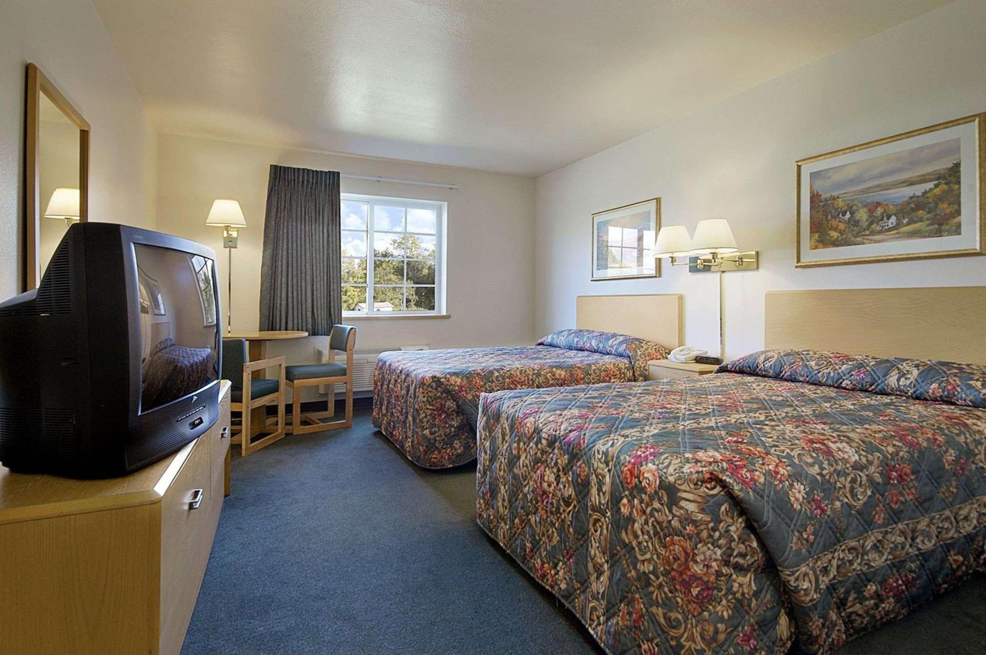 Super 8 by Wyndham Ava photo 4