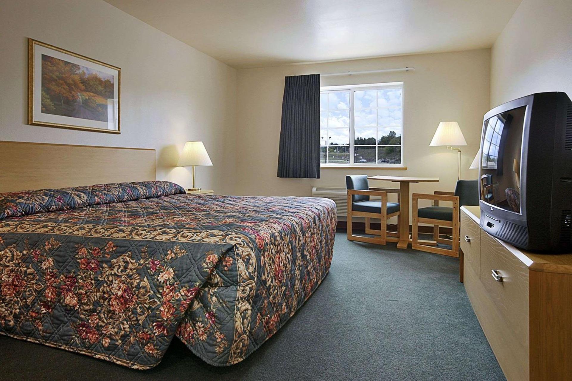 Super 8 by Wyndham Ava photo 5