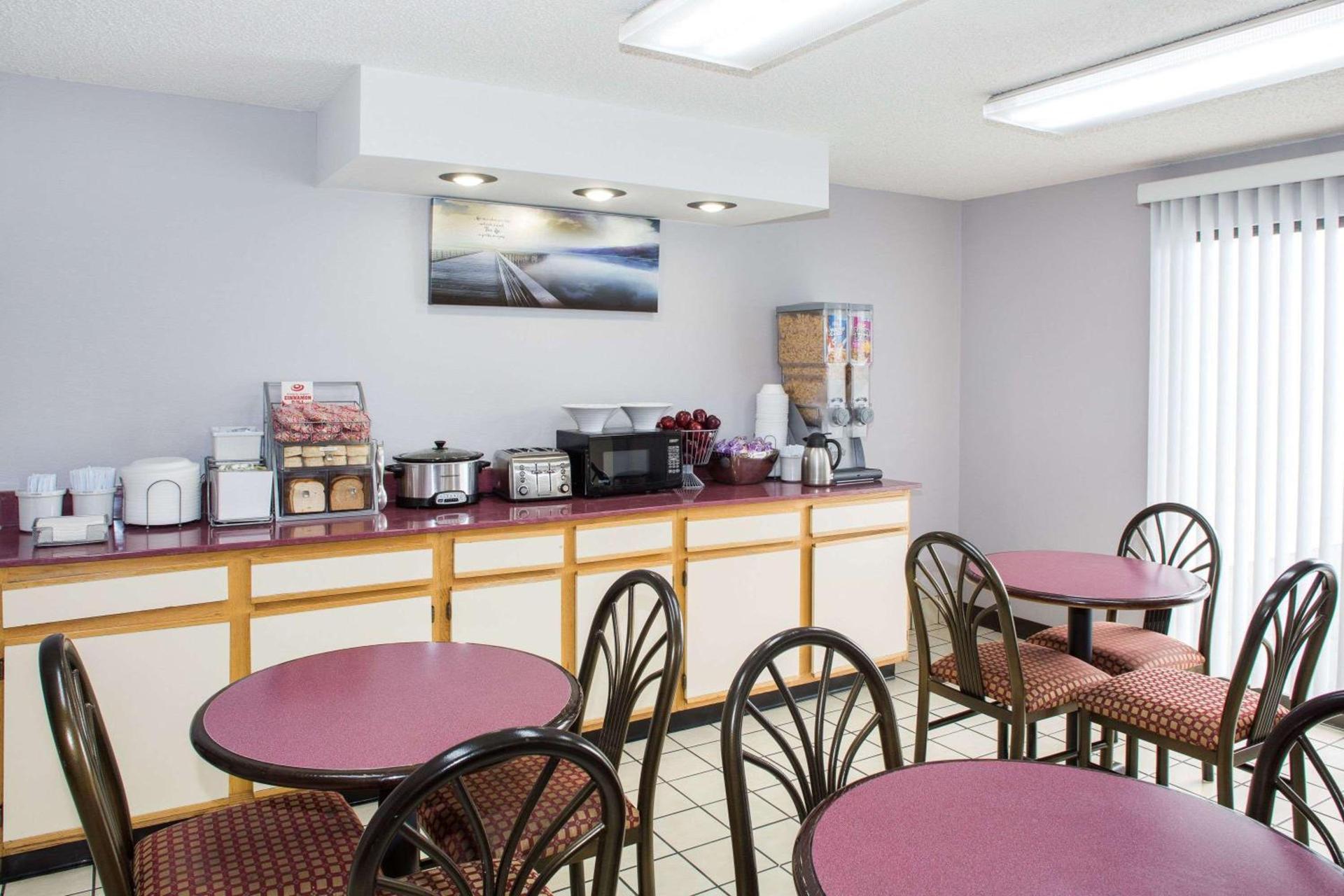 Super 8 by Wyndham Springdale AR photo 16